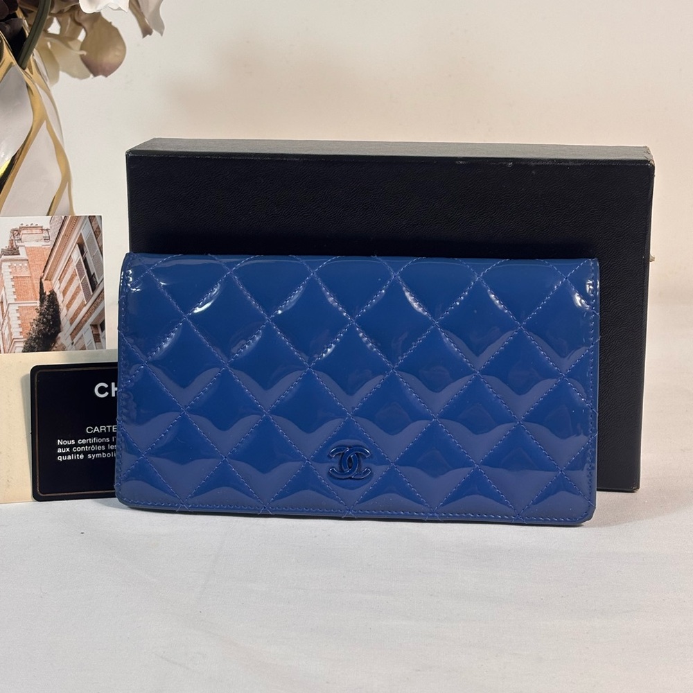 Gorgeous Chanel Bifold wallet Blue